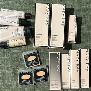 Mary Kay Timewise Foundation Collection - Cream and Black